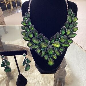 NWOT Showstopping Emerald Green Faceted Crystals Necklace & Earring Set